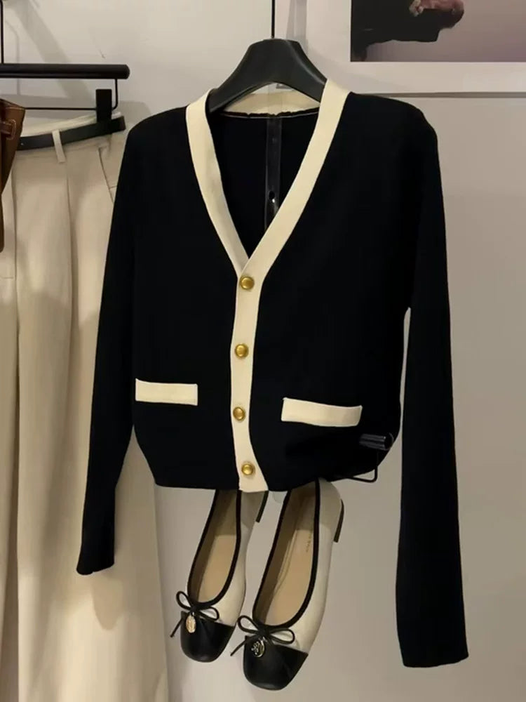 Elegant V-neck knitted cardigan for women, perfect for fall 2025. A fashionable, stylish, slimming and multifunctional shirt.