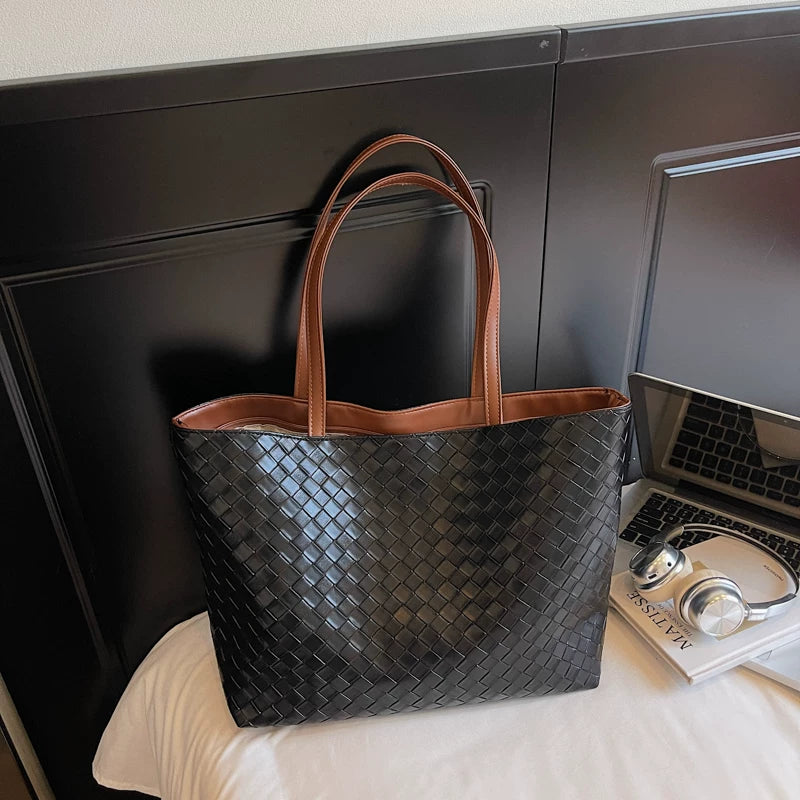 Yüksək səviyyəli retro üslublu böyük tutumlu qadın çantası, yeni 2025-ci ilin dəbli şəhərətrafı çiyin çantası, payız və qış çantası.