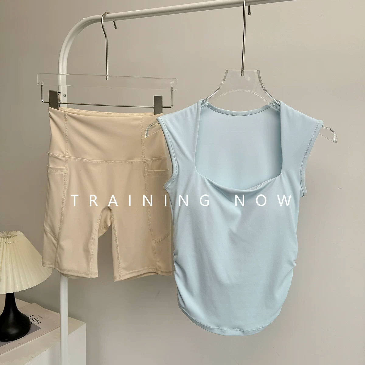 Qadınlar üçün dəbli fitnes kostyumu yay hamısı bir yerdə Pilates yoqa jileti, tez quruyan peşəkar idman məşqi səhər qaçış kostyumu