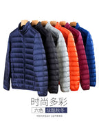 Ağacdələn 90% Ağ Ördək Tüklü Yüngül Tüklü Gödəkçə Kişilər üçün Qısa Stil Payız və Qış Yeni Stil Qısa Böyük Ölçülü İsti Küləkdən Qoruyucu Üst Geyim