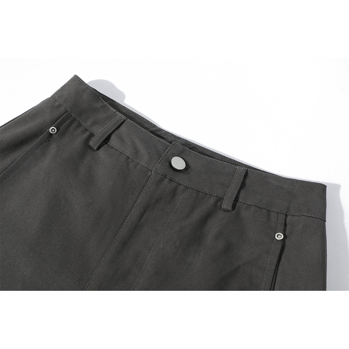 Cholisa-nın bu yaz qadınlar üçün məşhur geniş ayaqlı gündəlik şalvarları arıqladıcı, geniş bədən quruluşuna malik və düz ayaqlar üçün yeni bir tərzdir.