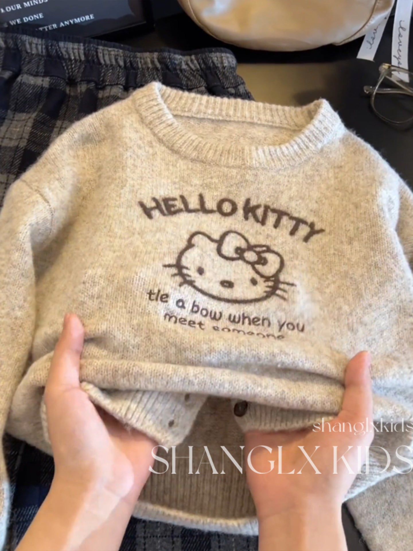 Qızlar üçün super şirin uşaq toxunma sviteri, Hello Kitty pişik sviteri, 2025-ci il üçün yeni payız stili, dəbli top.