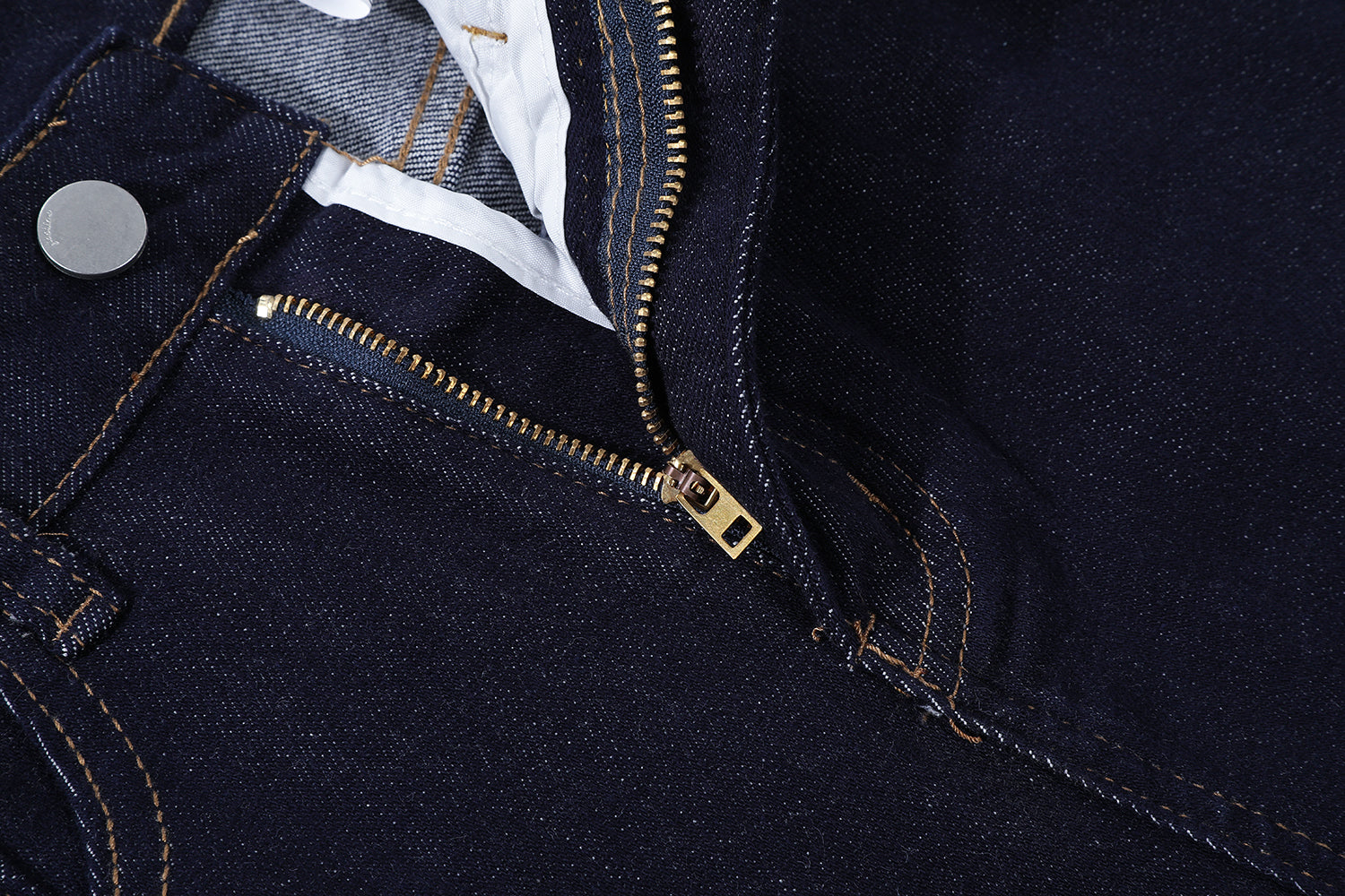 Bu ilin dəbli tünd göy rəngli, yüksək belli qadınlar üçün denim şortlar 2025-ci ilin yayı üçün idealdır. Onlar dəbli, şık və arıqladıcı olmaqla yanaşı, kiçik bədənli qadınlar üçün də idealdır.