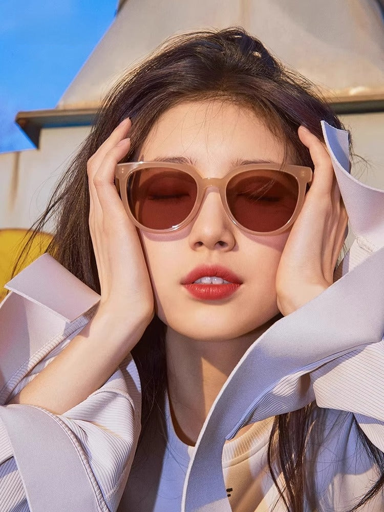 Dilireba'nın eyni üslublu retro ağ çərçivəli günəş eynəyi, günəşdən qoruyan və ultrabənövşəyi şüalardan qoruyan, miyopi dərəcəsi olan polarizasiyalı gün eynəkləri
