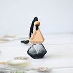 Yüksək səviyyəli Avtomobil Aromaterapiya Yanğınsöndürmə Şüşələri Öz-özünə quraşdırılmış Ətir Alt Butulkaları Avtomobil Asma Ornament Efir Yağı Uçucu Aroma Diffuzoru Qalıcı Ətir