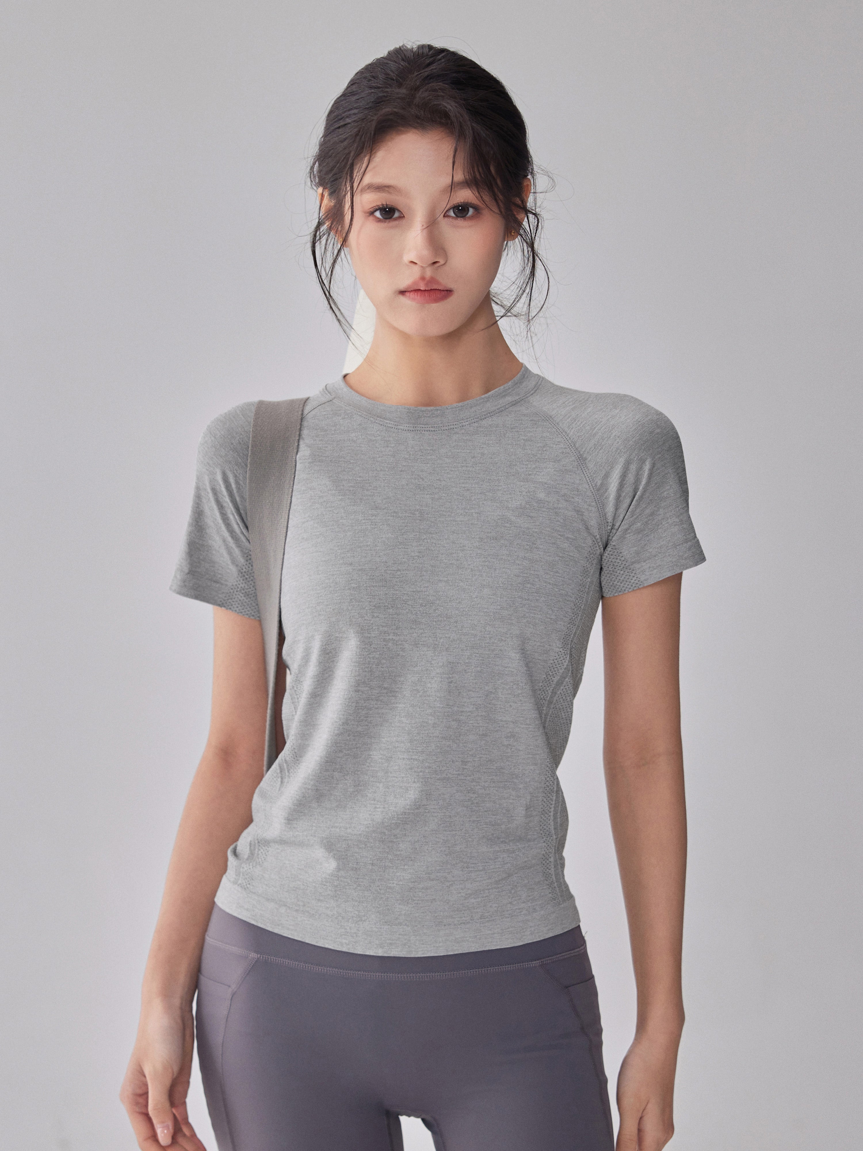 Fitness qız üçün dəyirmi boyunlu elastik yoqa geyimi qısaqol nəfəs ala bilən tez quruyan qaçış köynəyi yay arıqlayan idman top