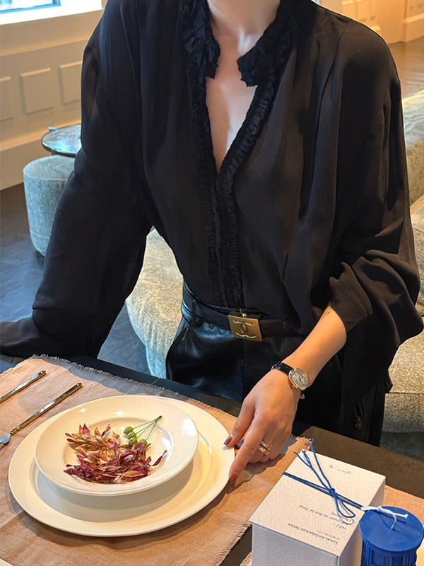 Qadınlar üçün fransız üslubunda dizaynlı, qırışlı haşiyəli, V-yaxalı, qara uzunqol köynək, payız üslubunda, zərif, dəbdəbəli, gənc və şık.