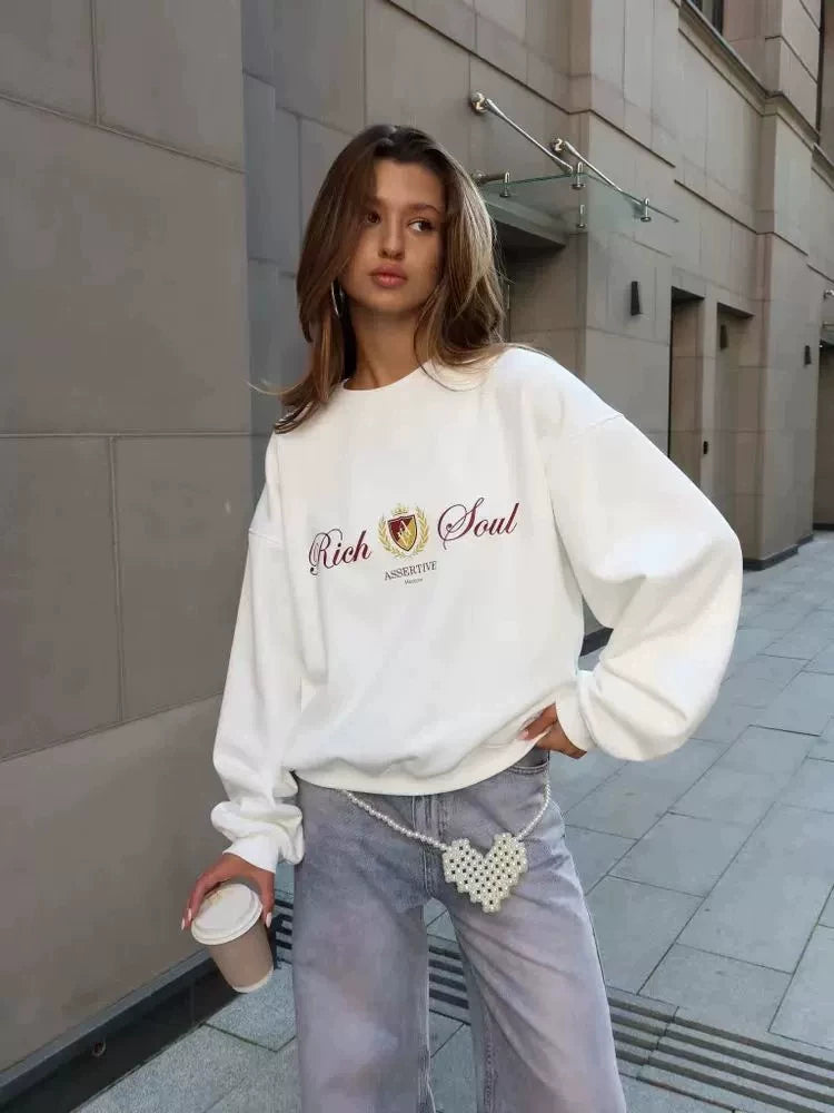 Yeni Avropa və Amerika üslubunda boş oturan, dairəvi yaxalı sviter