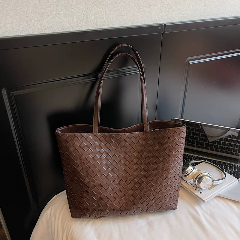 Yüksək səviyyəli retro üslublu böyük tutumlu qadın çantası, yeni 2025-ci ilin dəbli şəhərətrafı çiyin çantası, payız və qış çantası.