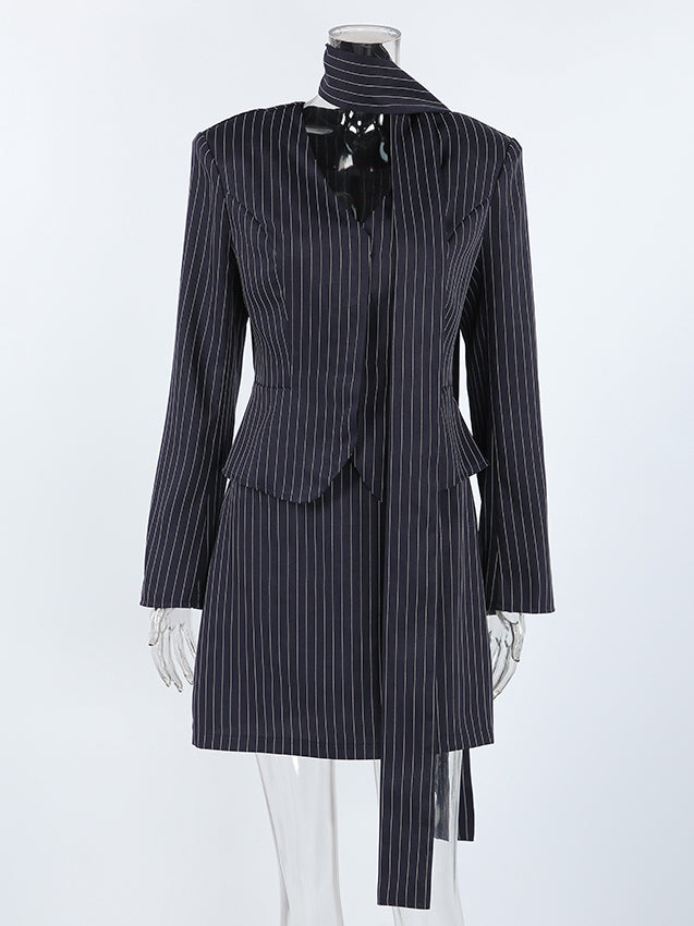 Moda Kostyumları Avropa və Amerika üslubunda qadın kostyumu, zolaqlı uzunqol V-yaxalı üst geyim, payız qısa ətək 2025