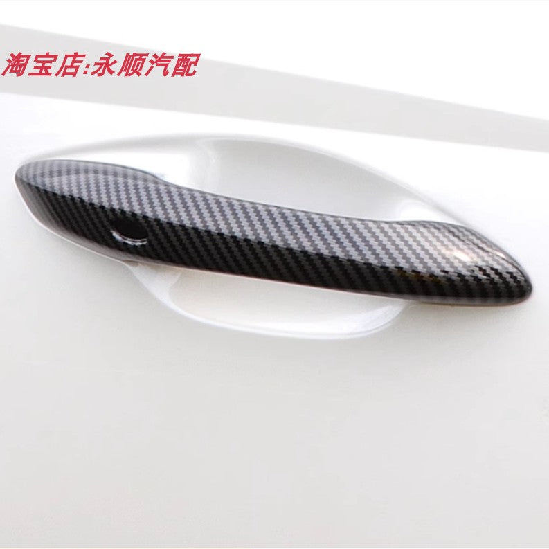 2021-2023-cü illər üçün nəzərdə tutulmuş beşinci nəsil Tucson L modifikasiya olunmuş panjurlu təkər tağlarının cızıq əleyhinə zolaqlarına və kuzov dekorativ parlaq zolaqlarına tətbiq olunur.