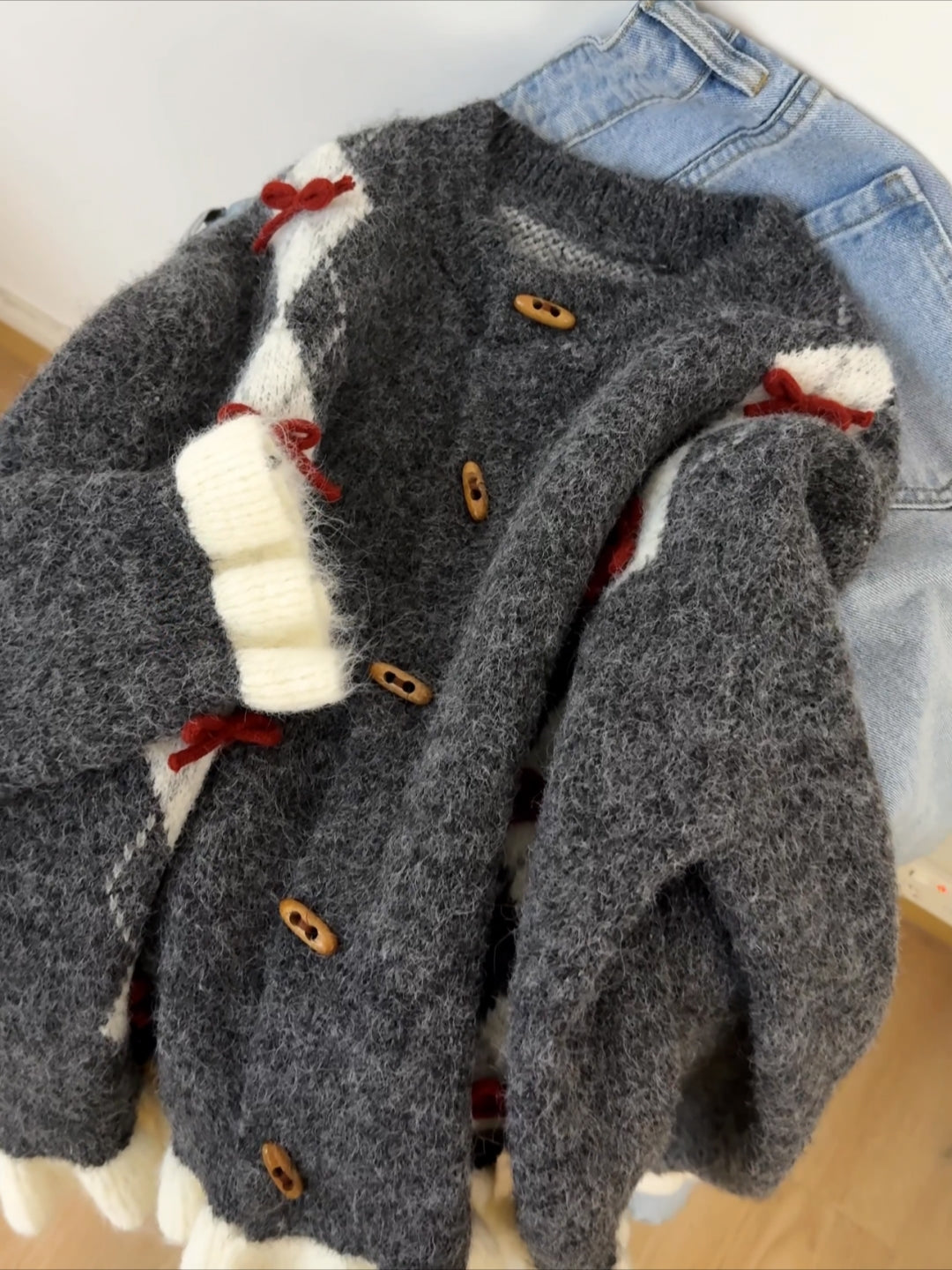 İlk geyinəndə aşiq olacaqsınız! Qış üçün mükəmməl olan qadınlar üçün şık və rahat üslublu argyle bantlı sviter kardiqan. Zərif və gənc trikotaj seçimi.