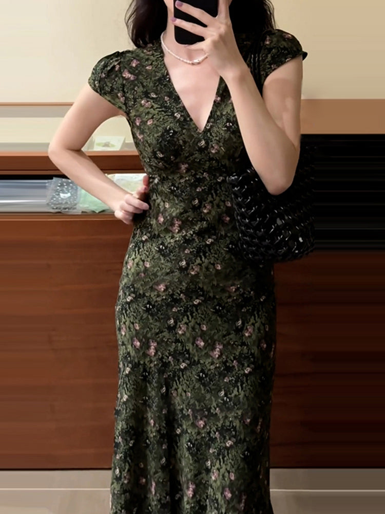 2025-ci ilin yayı üçün yeni dəbli məhsul olan qadınlar üçün fransız üslubunda yaşıl retro çiçəkli don, bu ilin dəbli yüksək səviyyəli, uyğun bel ölçülü maksi don.