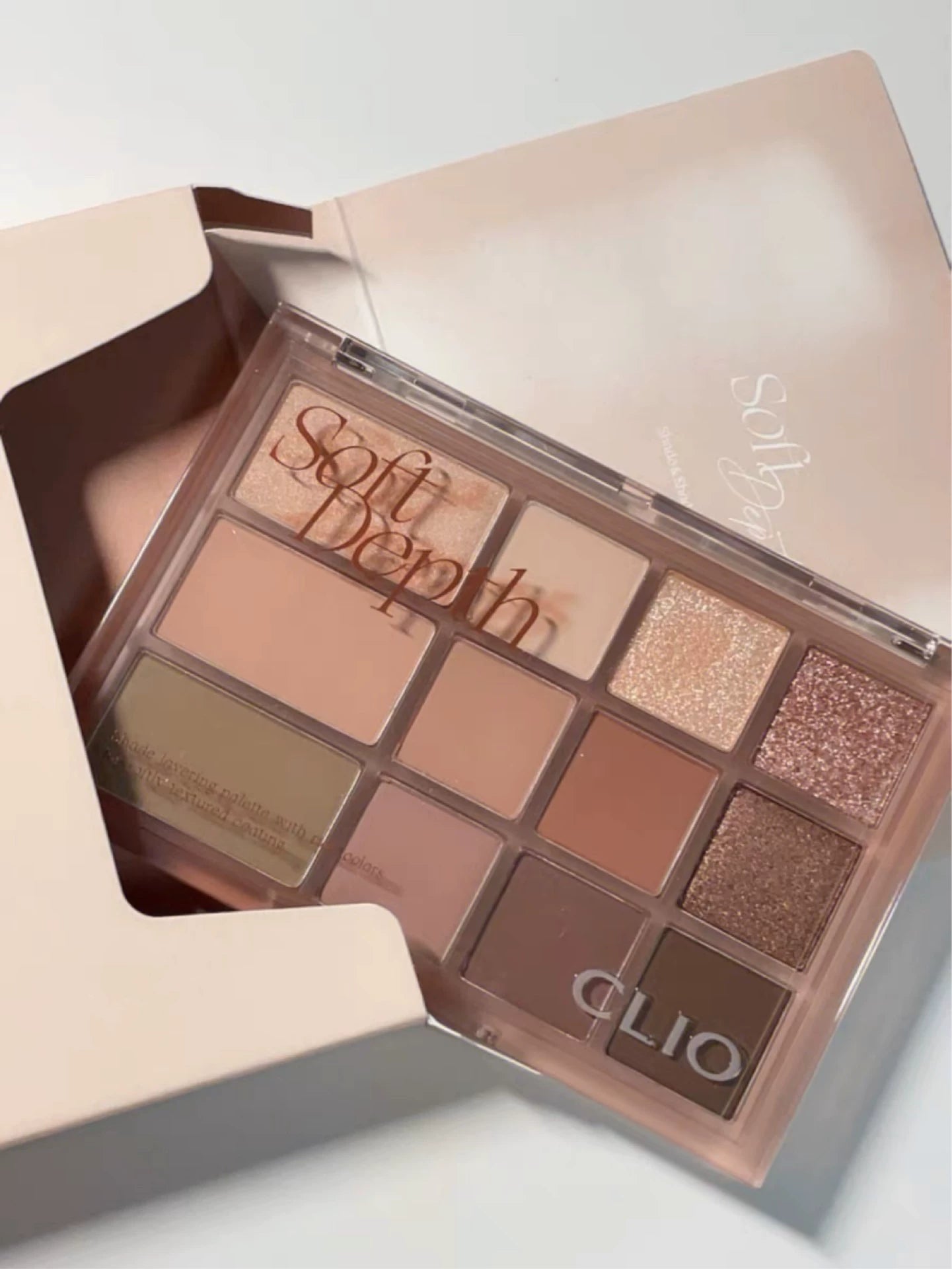 Clio Korea-nın payız/qış üçün yeni 12 rəngli göz kölgəsi palitrası, təbii torpaq tonları da daxil olmaqla, mat, parıltılı və vurğulayıcı çalarları özündə birləşdirir. (Orijinal məhsul)