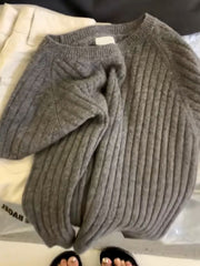 2025-ci ilin payızı üçün zərif boz qabırğalı qısaqol toxunmuş sviter, yumşaq və rahat dəyirmi yaxalı, çiyinləri açıq dizaynlı, çoxfunksiyalı köynək.