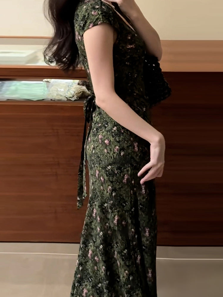 2025-ci ilin yayı üçün yeni dəbli məhsul olan qadınlar üçün fransız üslubunda yaşıl retro çiçəkli don, bu ilin dəbli yüksək səviyyəli, uyğun bel ölçülü maksi don.