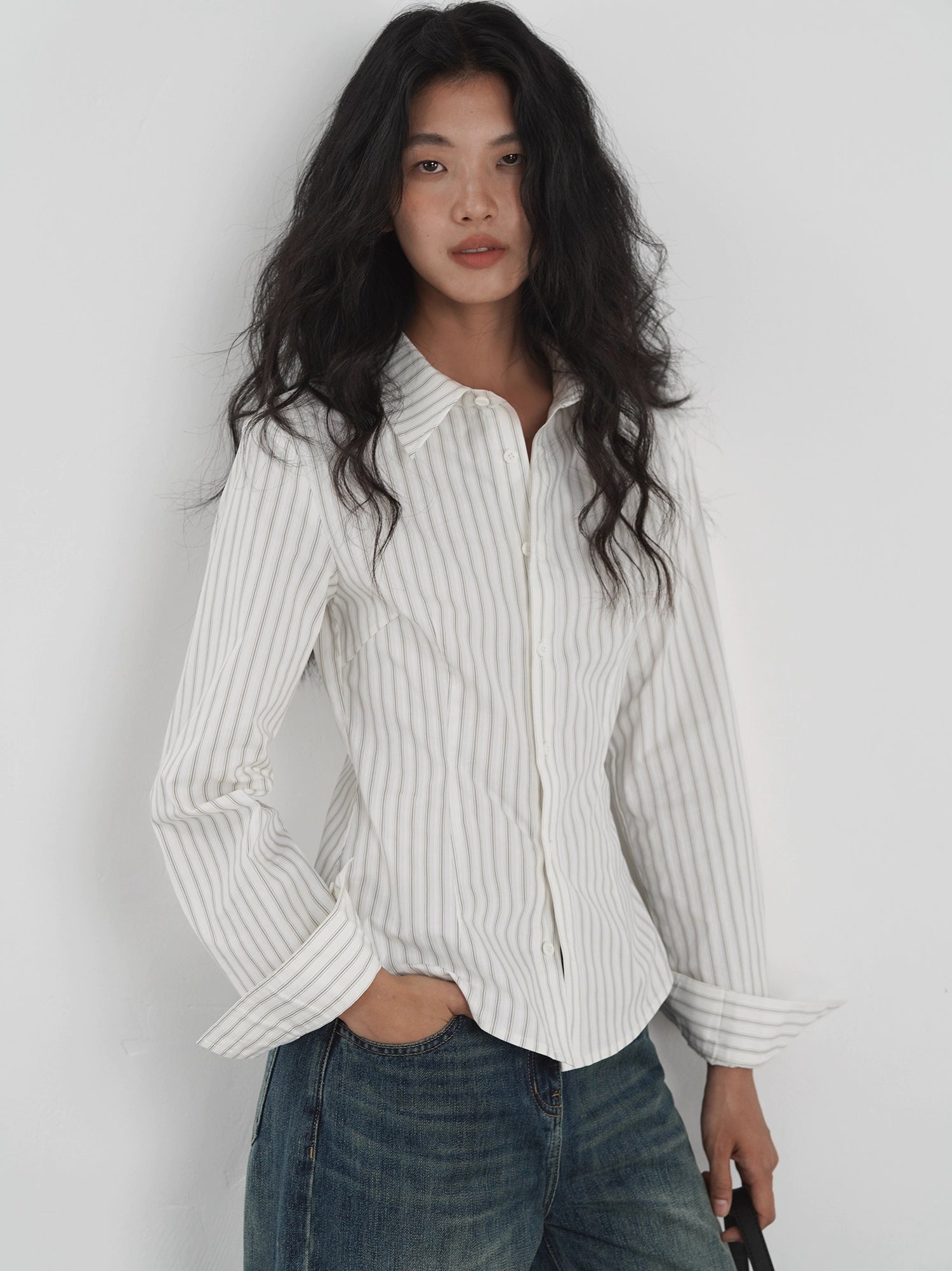 Qadınlar üçün açıq ağ rəngli uzunqol zolaqlı köynək, yeni 2025 payız dizaynı, unikal incə forma, polo yaxalıqlı köynək.