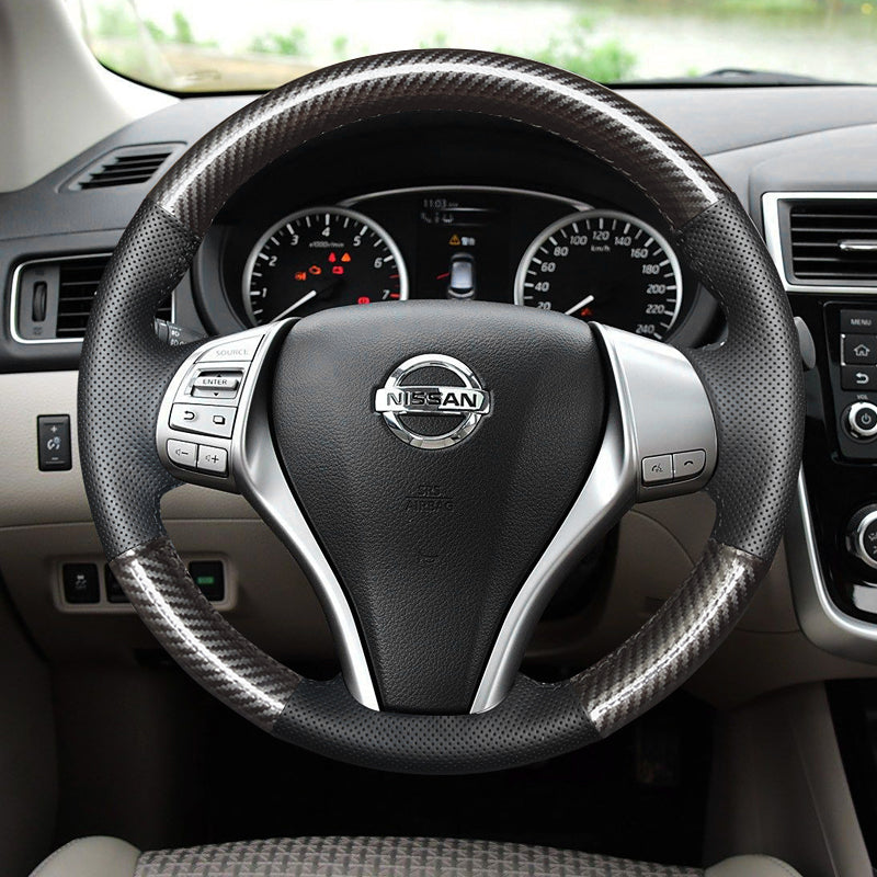 The X-Trail carbon fiber textured hand-stitched steering wheel cover is suitable for Nissan 2014-2016 models, including Terra, Qashqai and Teana.