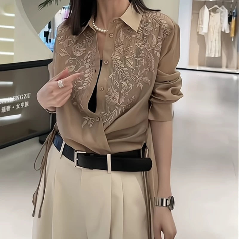 Yüksək keyfiyyətli, düz rəngli naxışlı, bir az şəffaf, çiçəkli, boş uzunqol köynək, yay üslubunda, aşağıya doğru açılan yaxalıqlı, ipli, tək sinəli, dəbli qadın köynəyi.