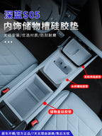 24-26 Tünd Mavi S05 Saxlama Qutusu Simsiz Doldurma Cihazı Su Bardağı Silisium Gel Yastığı Mərkəzi İdarəetmə Saxlama Daxili Modifikasiya Aksesuarları üçün uyğundur