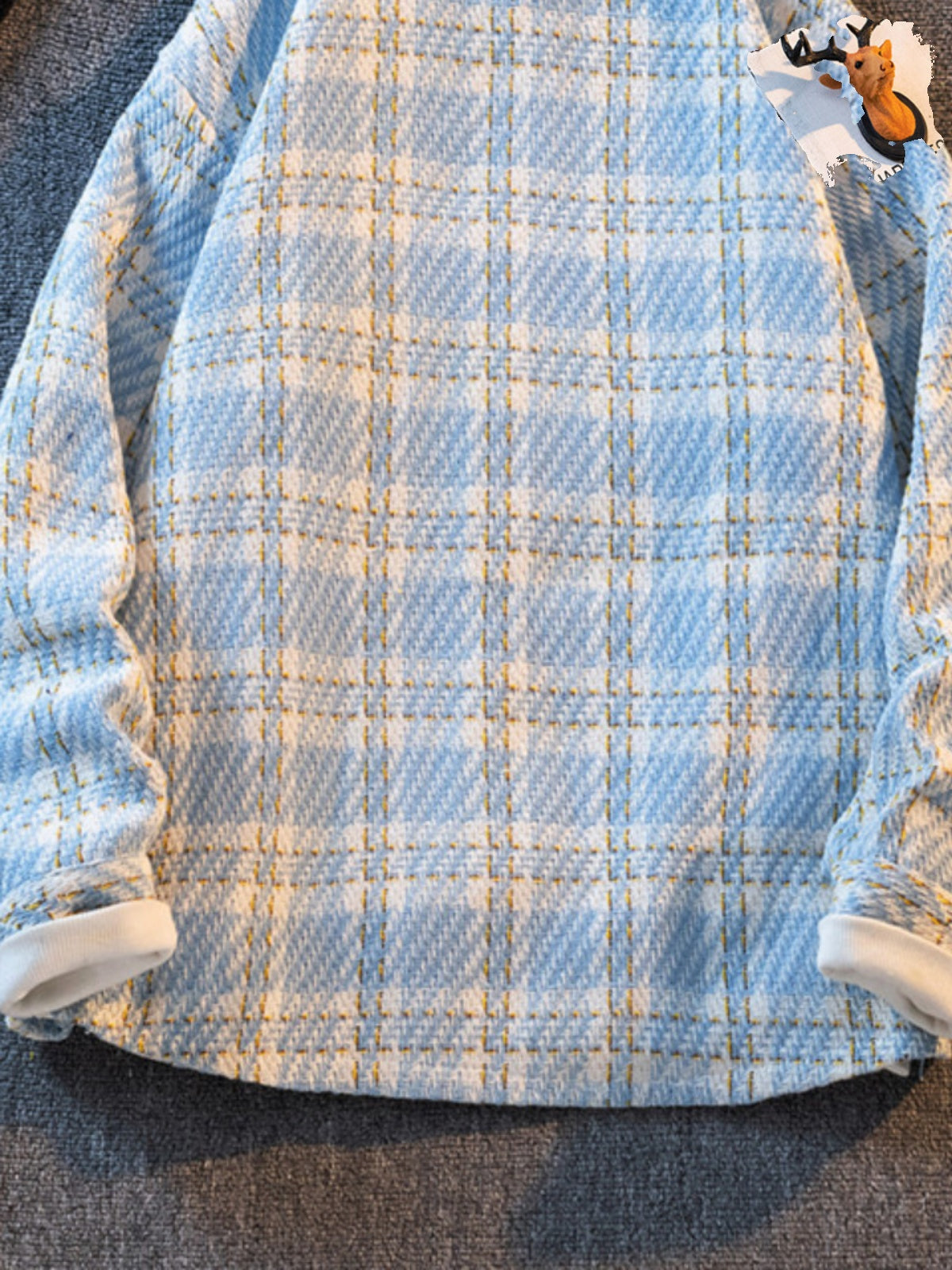 Chanel-dən ilhamlanmış, yaz və payız üçün mükəmməl olan, kişilər üçün qısa, geniş, gündəlik, çox yönlü yun palto. Həmçinin dəbli, yüksək səviyyəli dama-dama köynək daxildir.