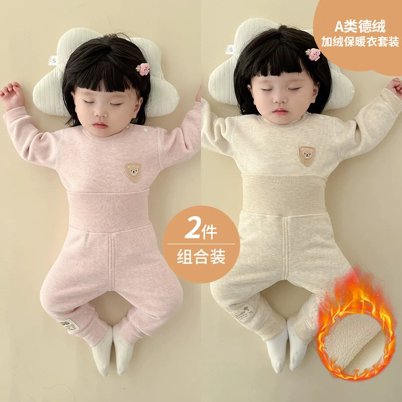 Qış üçün qalınlaşmış flis astarlı, sıx oturan termal alt paltarı, iki hissəli termal üst geyim və şalvarlı körpə geyim dəsti.