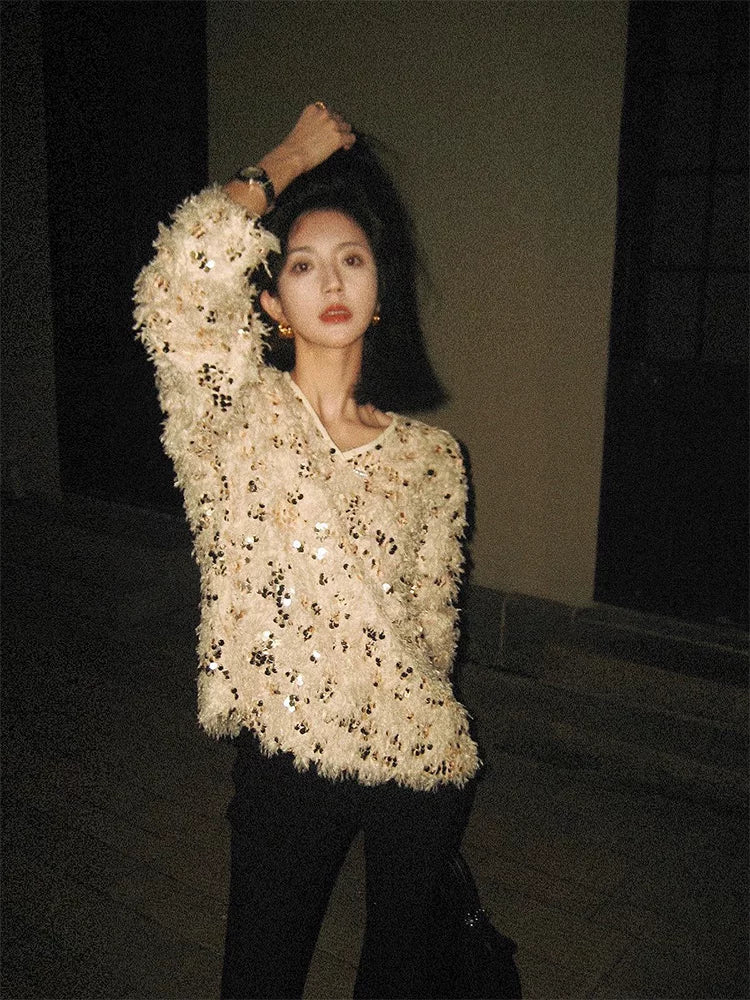 Bu payız/qış dəbli qadınlar üçün V-yaxalı, püsküllü, bəzəkli sviter gözəl, zərif və inanılmaz dərəcədə şirindir.