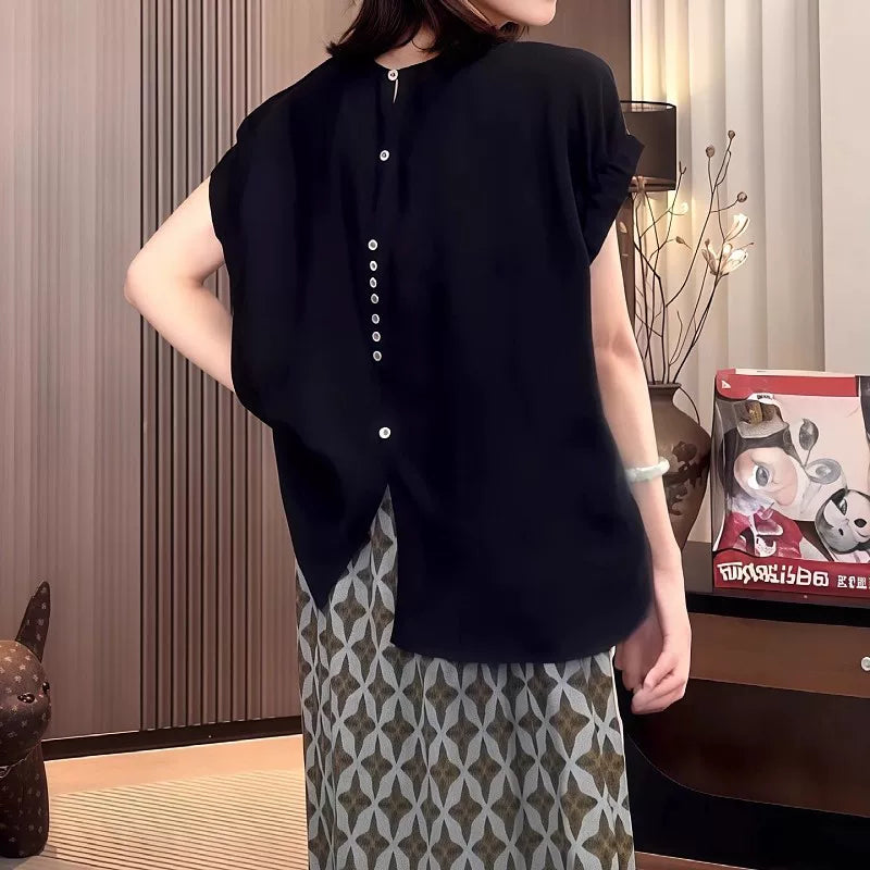 Qara qısaqol, arxa düyməli köynək, böyük ölçülü qadınlar üçün uyğundur, yay üçün idealdır. İncə, geniş, şık və zərif.