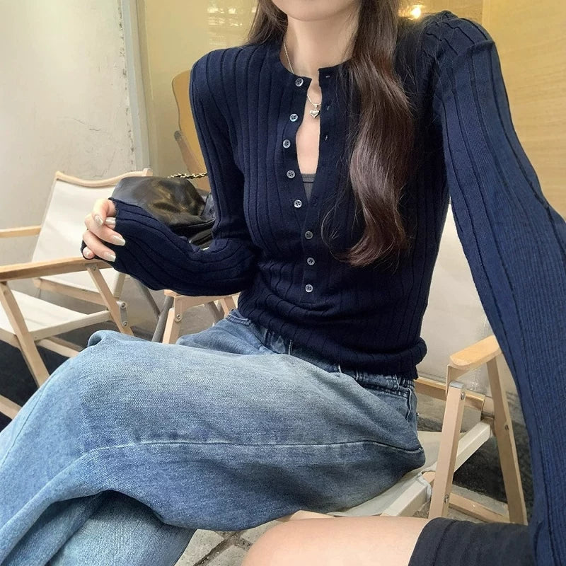 Fransız üslubunda yüksək keyfiyyətli qırmızı toxunma alt qatlı üst hissə, qadın payız və qış üst geyim dizaynı, incə formalı qısa sviter