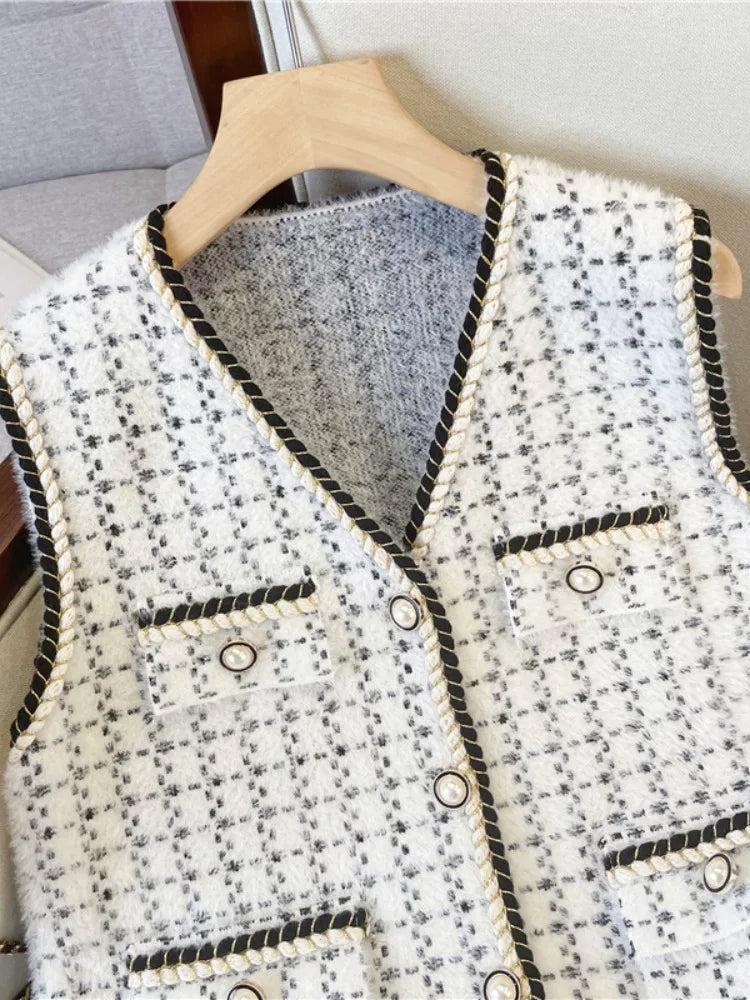 Böyük ölçülü mink rəngli yun V-yaxalı jilet, 2026-cı ilin yaz yeni buraxılışı, Fransız üslubunda, arıqladıcı və gözəl görünüşlü, Chanel-dən ilhamlanmış gödəkçə/top