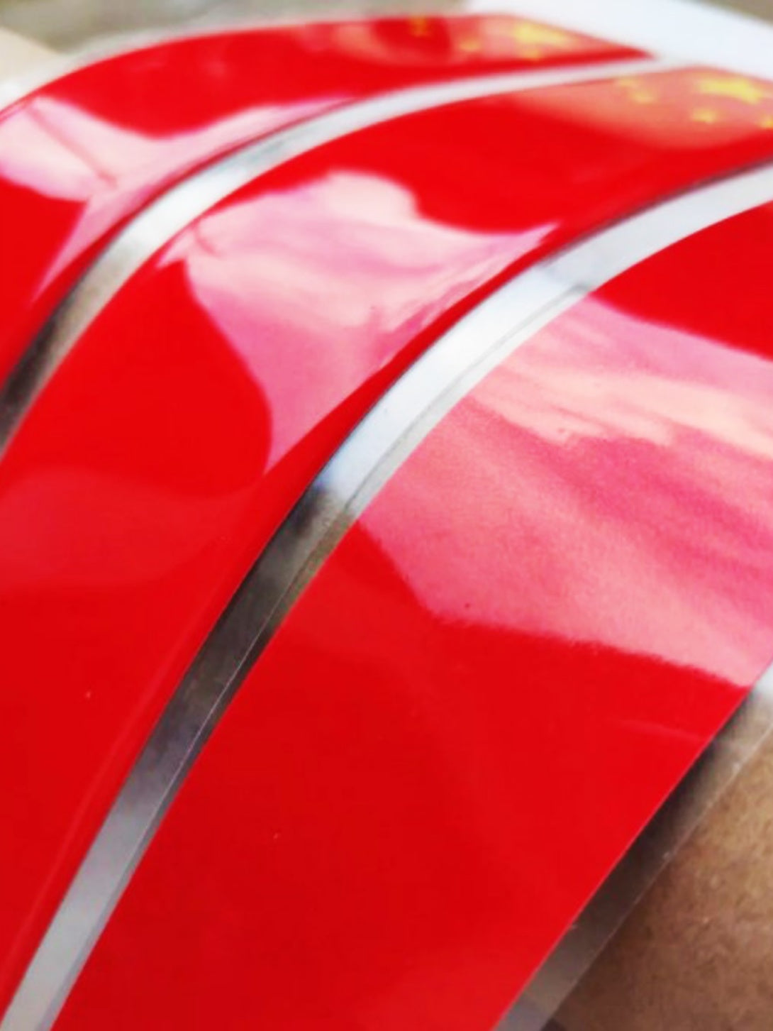 3D Qırmızı Bayraq Bamper Etiketləri Şəxsiyyət Etiketləri Qalınlaşmış Epoksi Yansıtıcı Bayraq Etiketi Suya davamlı Çizilmə Qapağı Qapağı