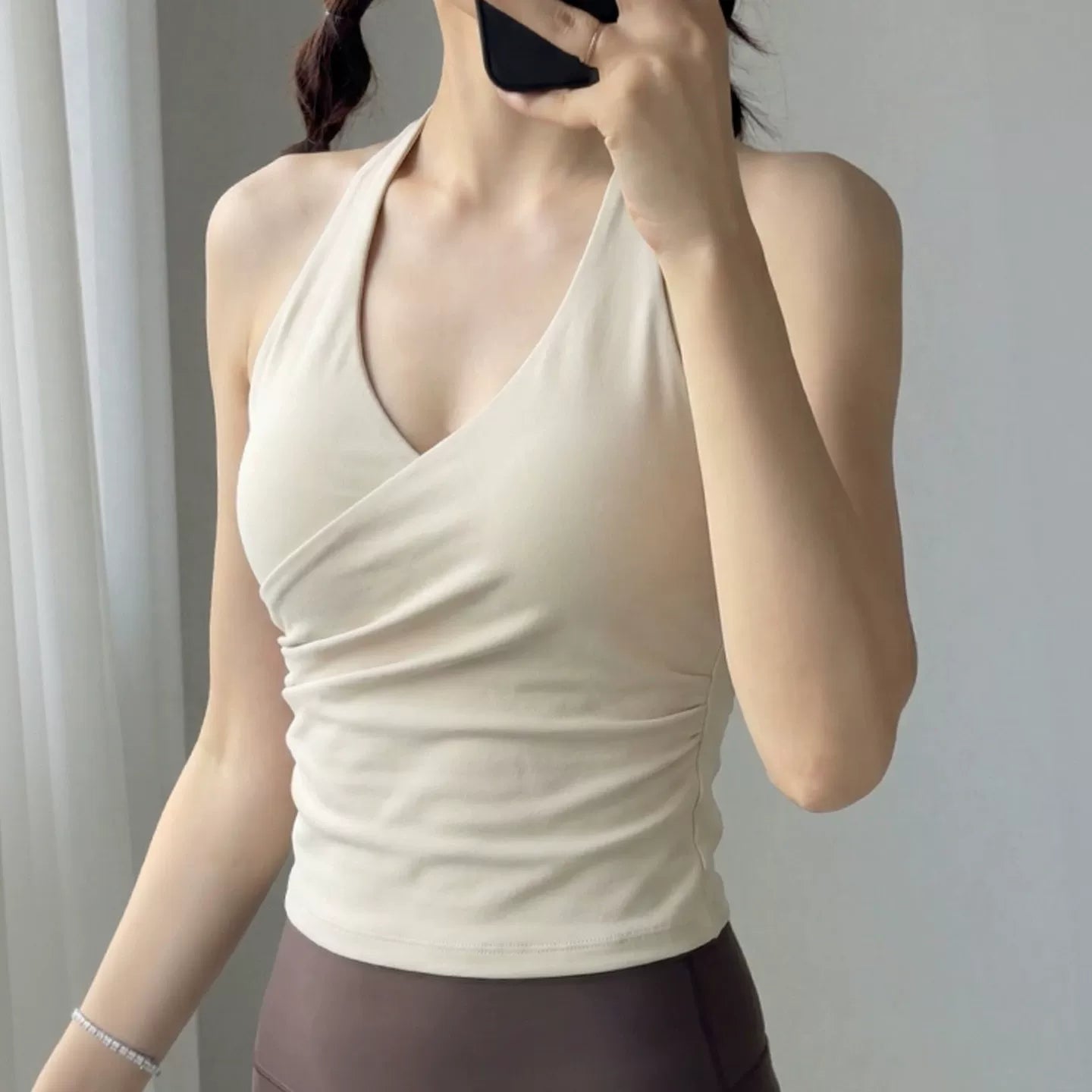 Yoyo qadınlara sinə yastığı ilə fitnes üstü ilə yay boyunlu yoqa jiletini tövsiyə edir, yan döşləri örtən idman büstqalterləri v-boyunlu asmalar