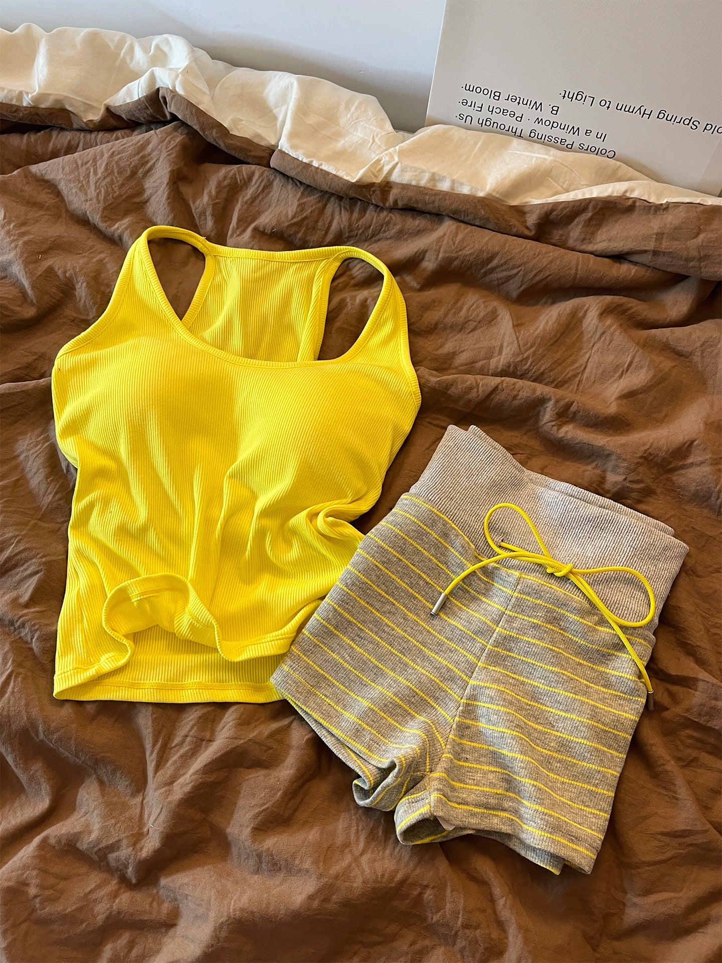 Qadınlar üçün sinə yastıqları olan dopamin sarı qayışlı pijama 2026 yay yeni zolaqlı nazik şort ev paltarı dəsti