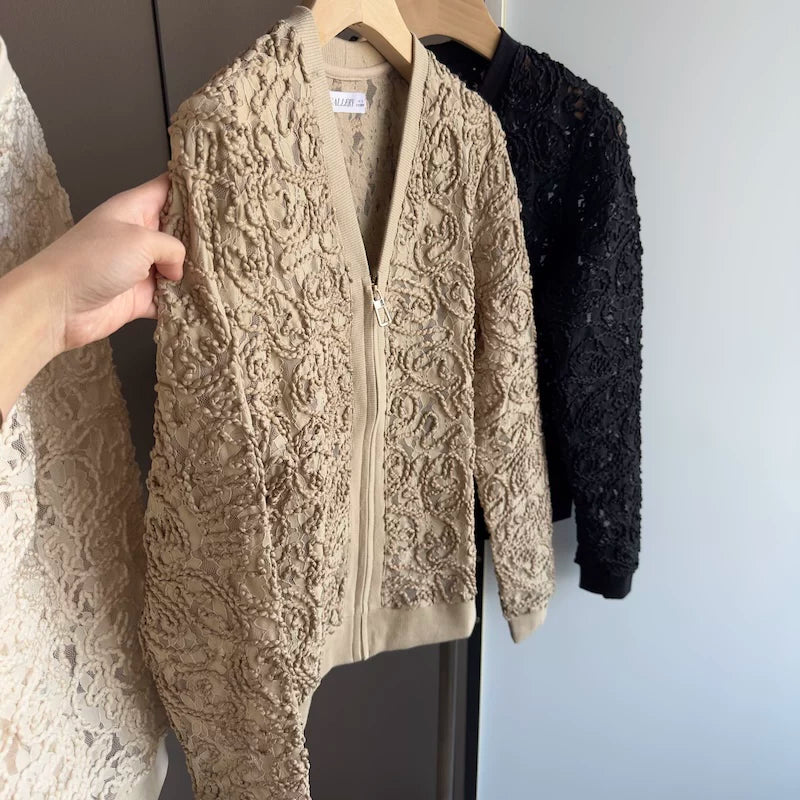 Mowei-nin Sinqapura ixrac sifarişi çiçək naxışlı bədii dizayna malikdir. Qadınlar üçün gündəlik qısa pencək/palto, yaz üslubunda.