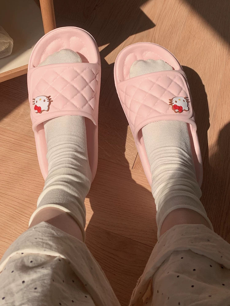 Nazik Sanrio terlikləri IP birgə Hello Kitty terlikləri sürüşməyə qarşı EVA yumşaq dibli ev ayaqqabıları qadınlar üçün yay
