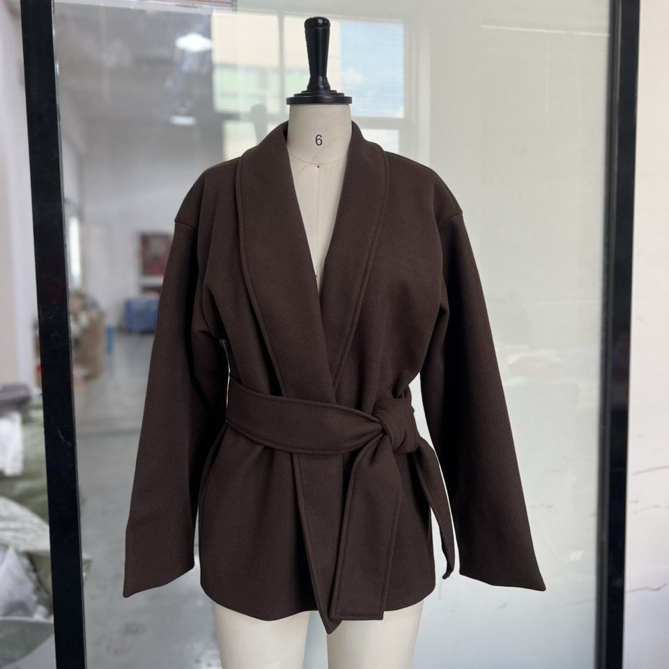 Payız və qış üçün zərif və çoxfunksiyalı qısa yun palto, bel hissəsinə uyğun.