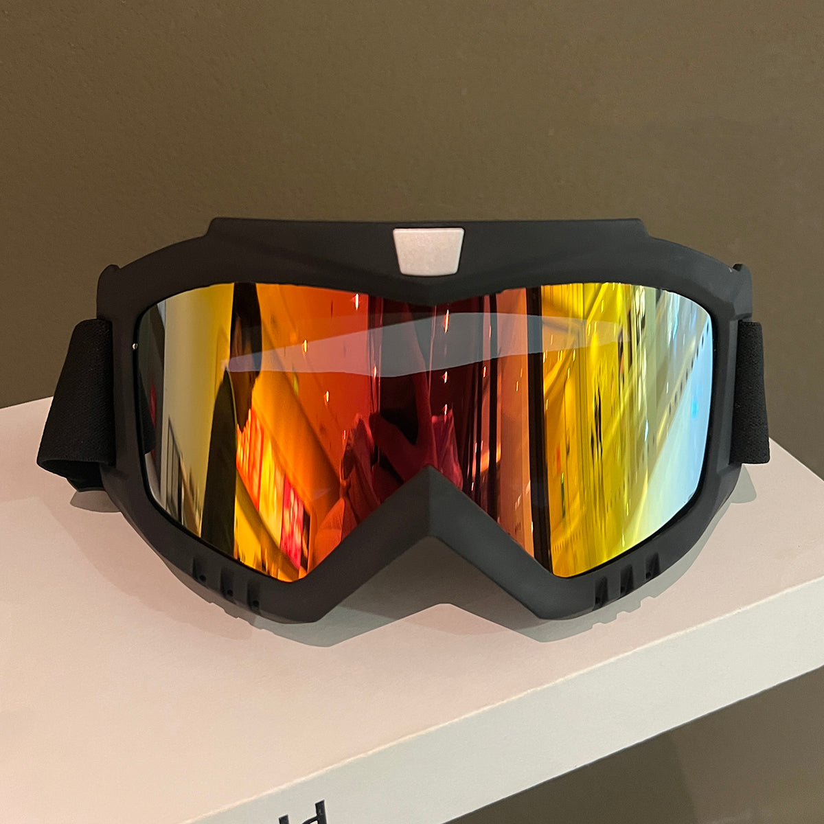 Xizək alpinist eynəkləri kişilər üçün miyopiya eynəkləri, açıq havada sürmə motosikletləri, külək keçirməyən və qum keçirməyən gün eynəkləri, ultrabənövşəyi şüalardan qorunma ilə taxıla bilər.