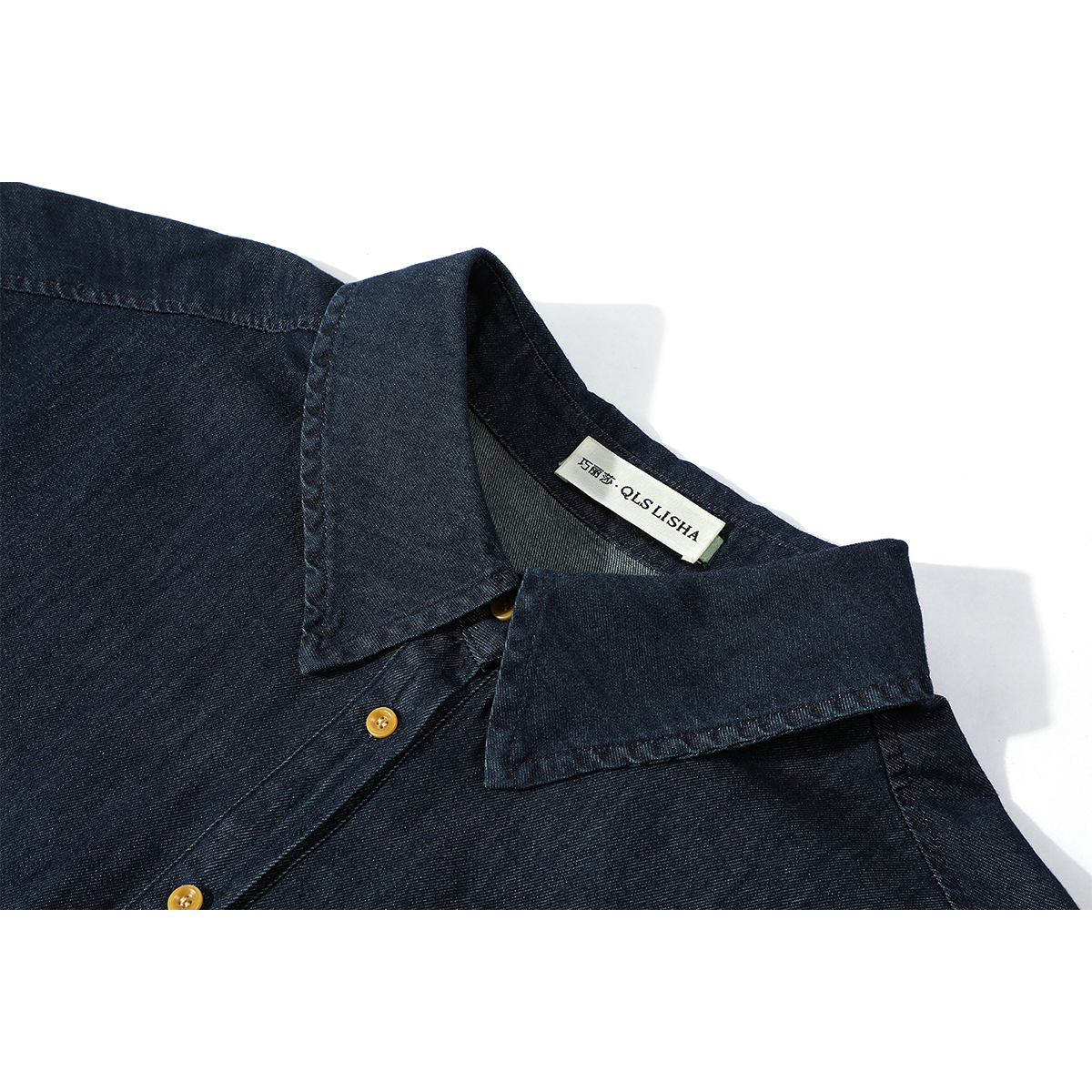 Cholisa-nın bu yaz qadınlar üçün dəbli və unikal uzunqol denim köynəyi yüksək səviyyəli dizayndır və yaz üçün mütləq alınmalı bir şeydir.