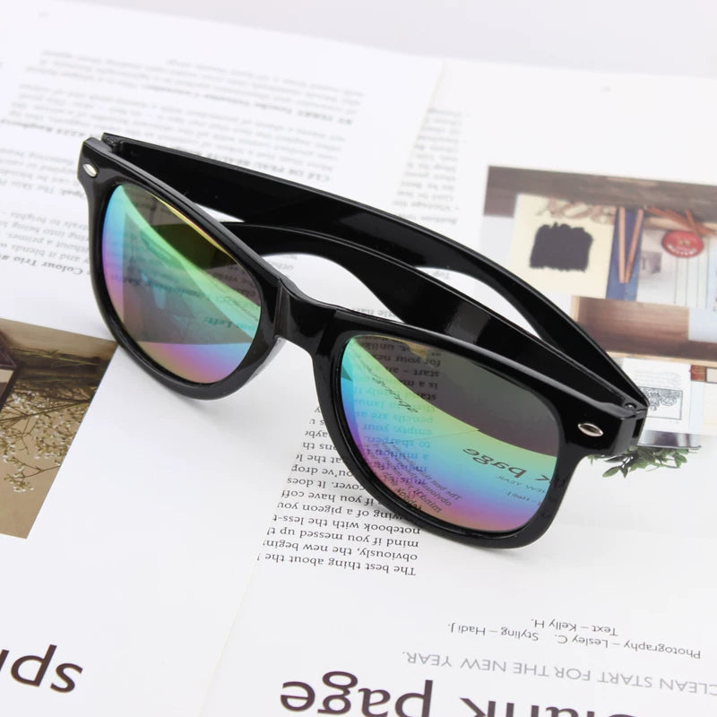 Kişilər və qadınlar üçün gün eynəkləri Retro Hip Hop Trendy 2021 Günəş eynəkləri Plastik Çərçivə Qatran Trendy Gözlər İstehsalçı İnternet Məşhur Moda