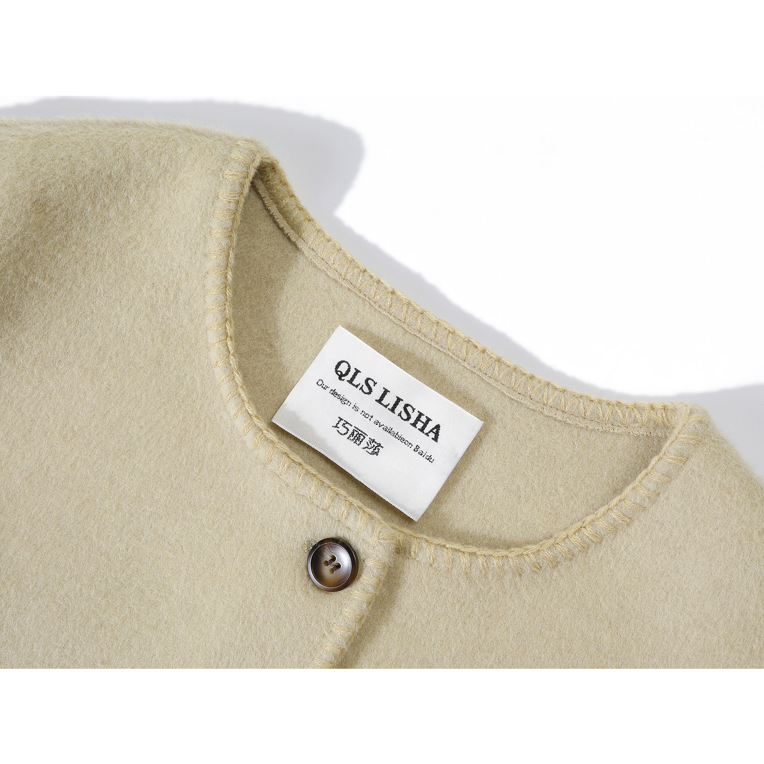 Cholisa-nın qısa, şirin və zərif qış yun paltosu, Chanel-dən ilhamlanmış zərifliyə malikdir.