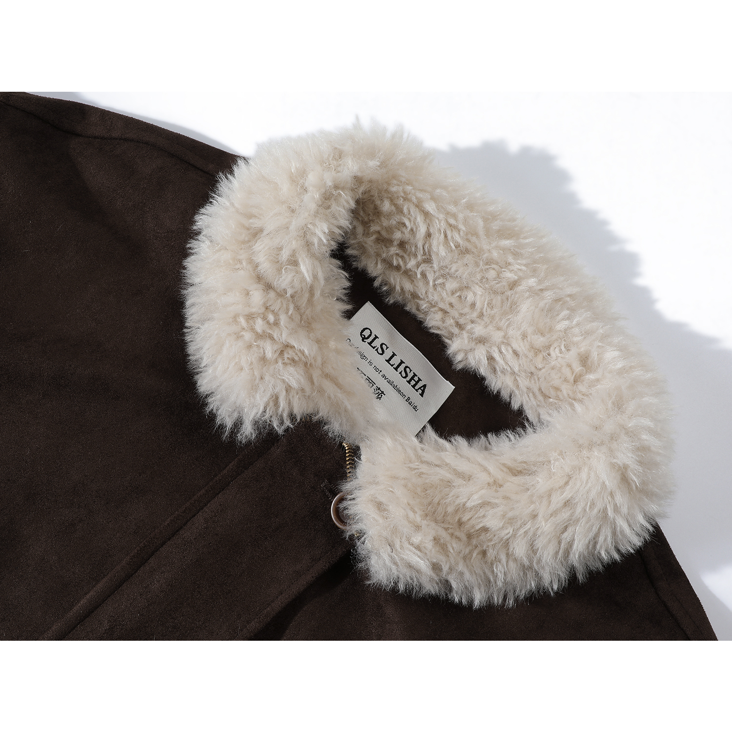 Cholisa-nın qadınlar üçün şık quzu yunundan hazırlanmış yamaqlı qış paltosu çox gözəl, isti və ağ ördək tükündən hazırlanmışdır.