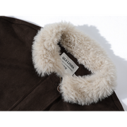 Cholisa-nın qadınlar üçün şık quzu yunundan hazırlanmış yamaqlı qış paltosu çox gözəl, isti və ağ ördək tükündən hazırlanmışdır.