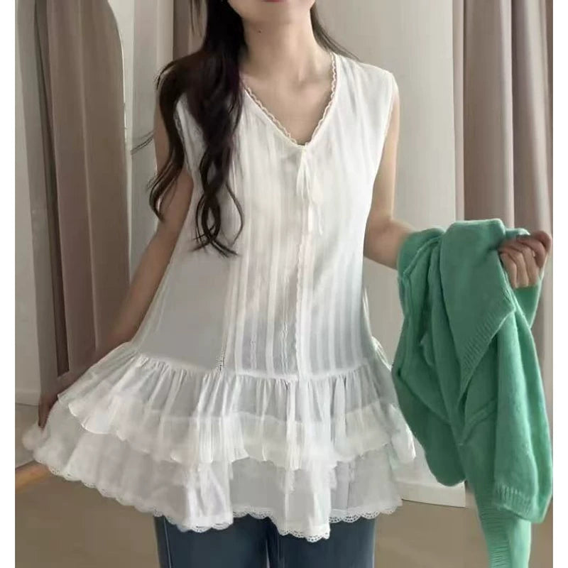 Ağ köynəyin üzərinə qatlanmış, böyük ölçülü, krujeva, çoxmərtəbəli ətəkli qolsuz, yaz üçün don, böyük ölçülü qadınlar üçün idealdır.