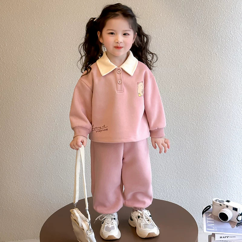 Annakids Koreya dəbli uşaq geyimləri brendi qızlar üçün payız və qış üçün yun astarlı idman kostyumu dəsti, iki ədəd polo yaxalıqlı sviter də daxil olmaqla.