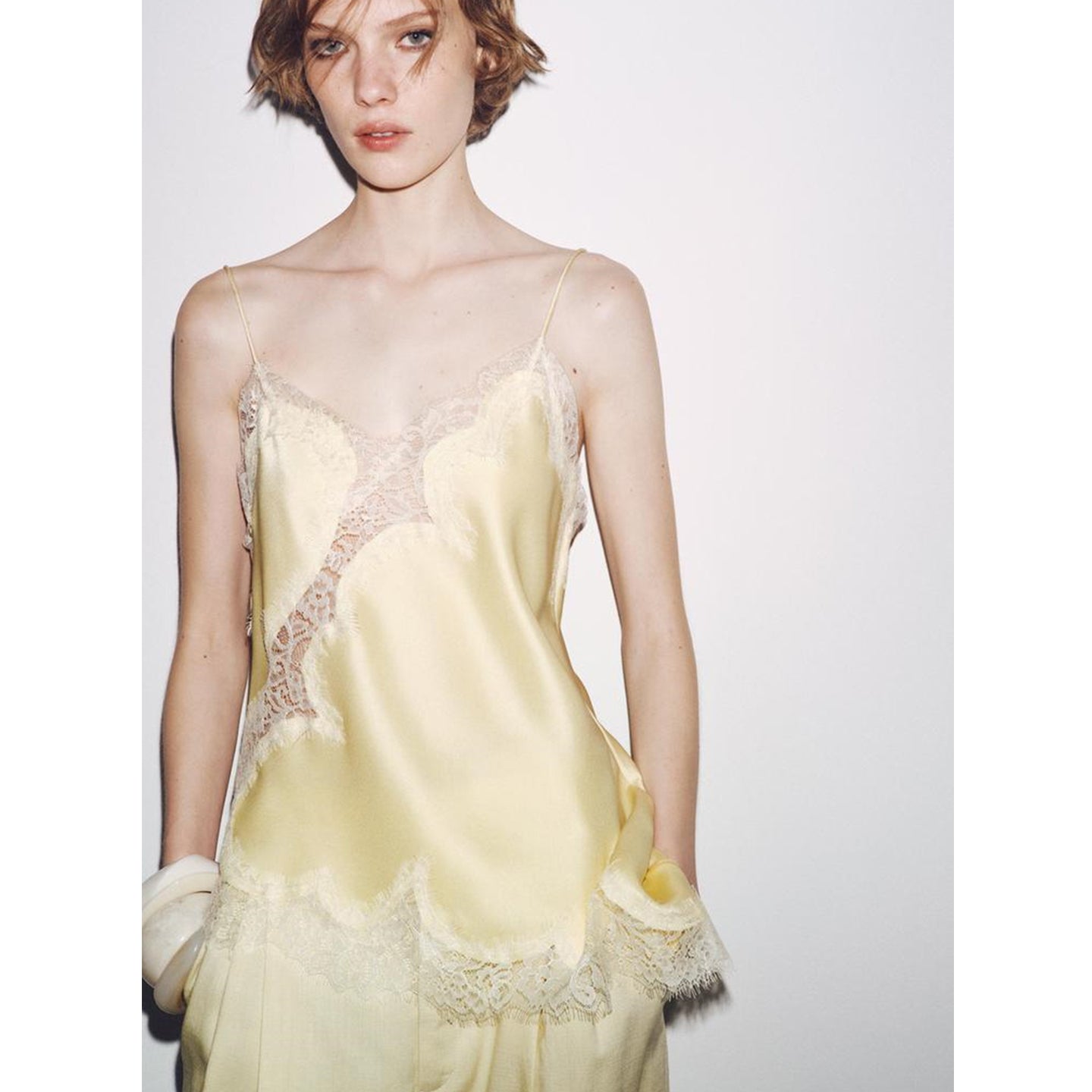 Yay Yeni Gəlişi Qadınlar üçün Gündəlik V-Yaxalı Asimmetrik Kənarlı Krujeva ilə Bəzədilmiş Alt Paltar Topu 5919105