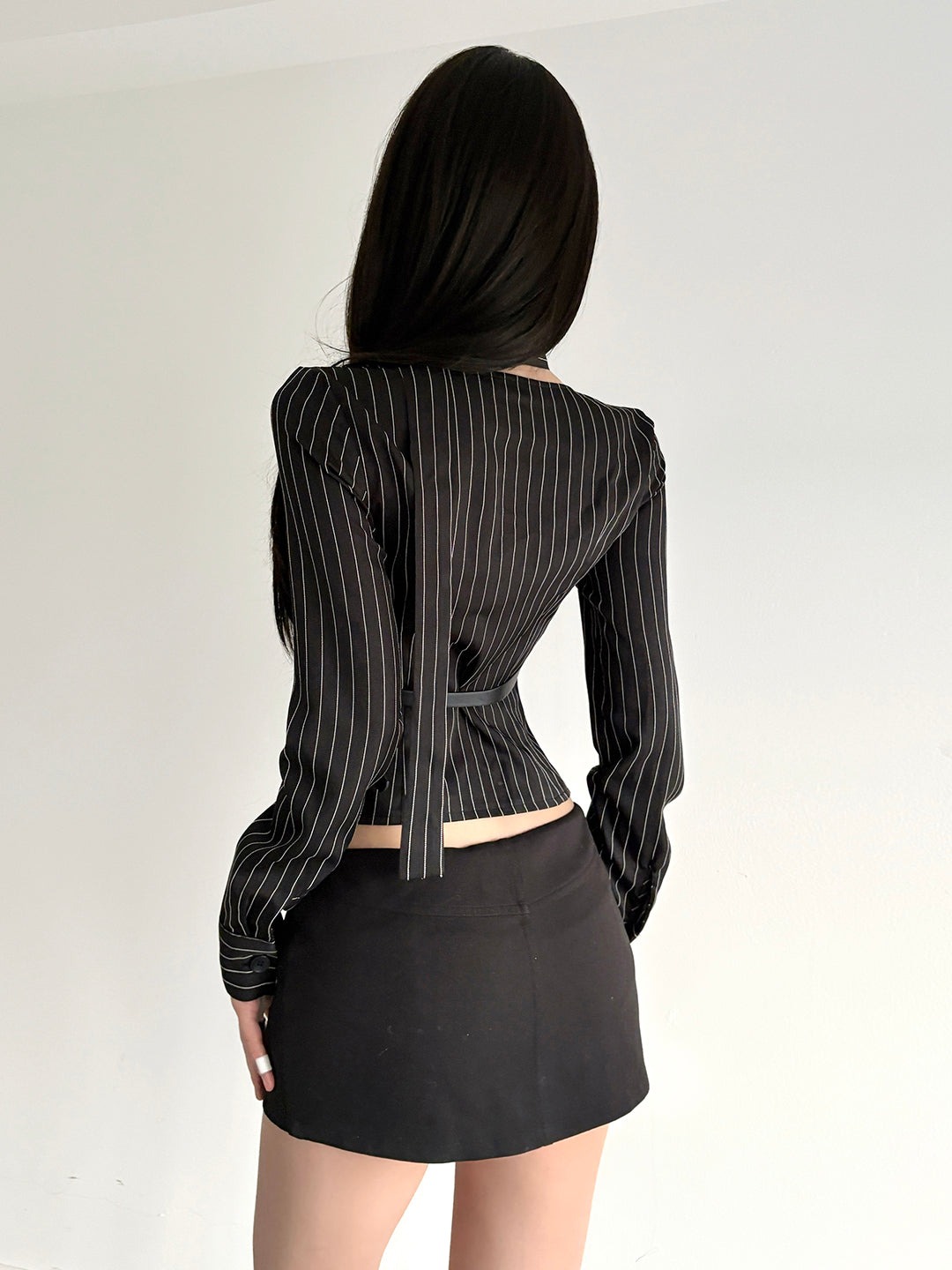 ROCKMORE [Üsyankar Ofis Stili] Yüksək Zəkalı Krujeva ilə Bükülmüş V-yaxalı Zolaqlı Köynək, Kəmər və Şərfli Futbolka