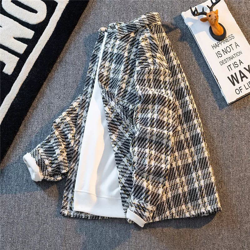 Chanel-dən ilhamlanmış, yaz və payız üçün mükəmməl olan, kişilər üçün qısa, geniş, gündəlik, çox yönlü yun palto. Həmçinin dəbli, yüksək səviyyəli dama-dama köynək daxildir.