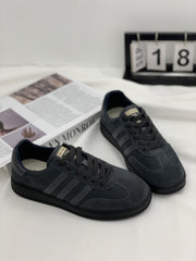 Avropa üslubunda orijinal dəri retro dumanlı boz alman idman ayaqqabıları qadın 2025 payız yeni gəlişi çox yönlü yüngül klassik təsadüfi idman ayaqqabıları