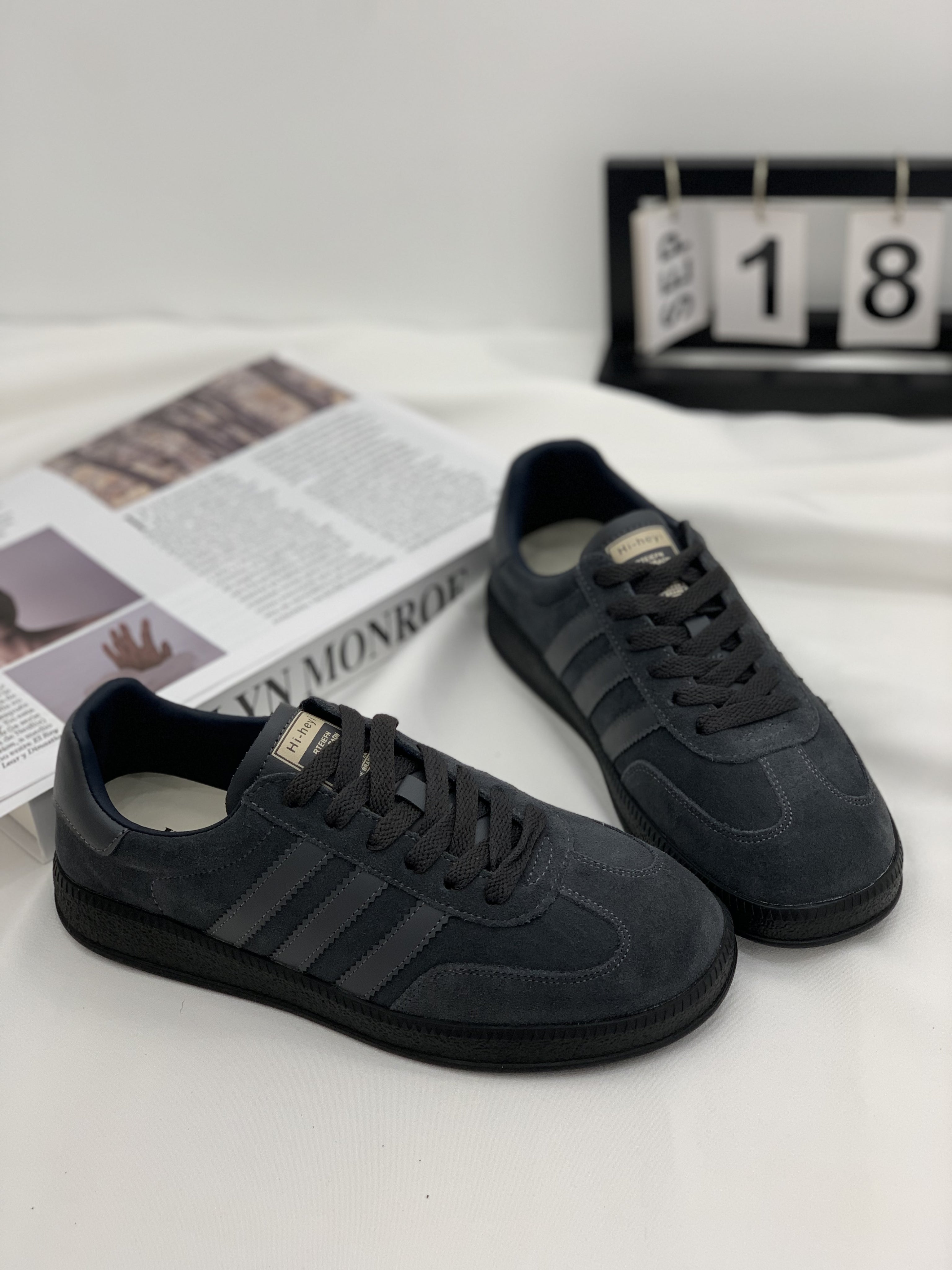 Avropa üslubunda orijinal dəri retro dumanlı boz alman idman ayaqqabıları qadın 2025 payız yeni gəlişi çox yönlü yüngül klassik təsadüfi idman ayaqqabıları