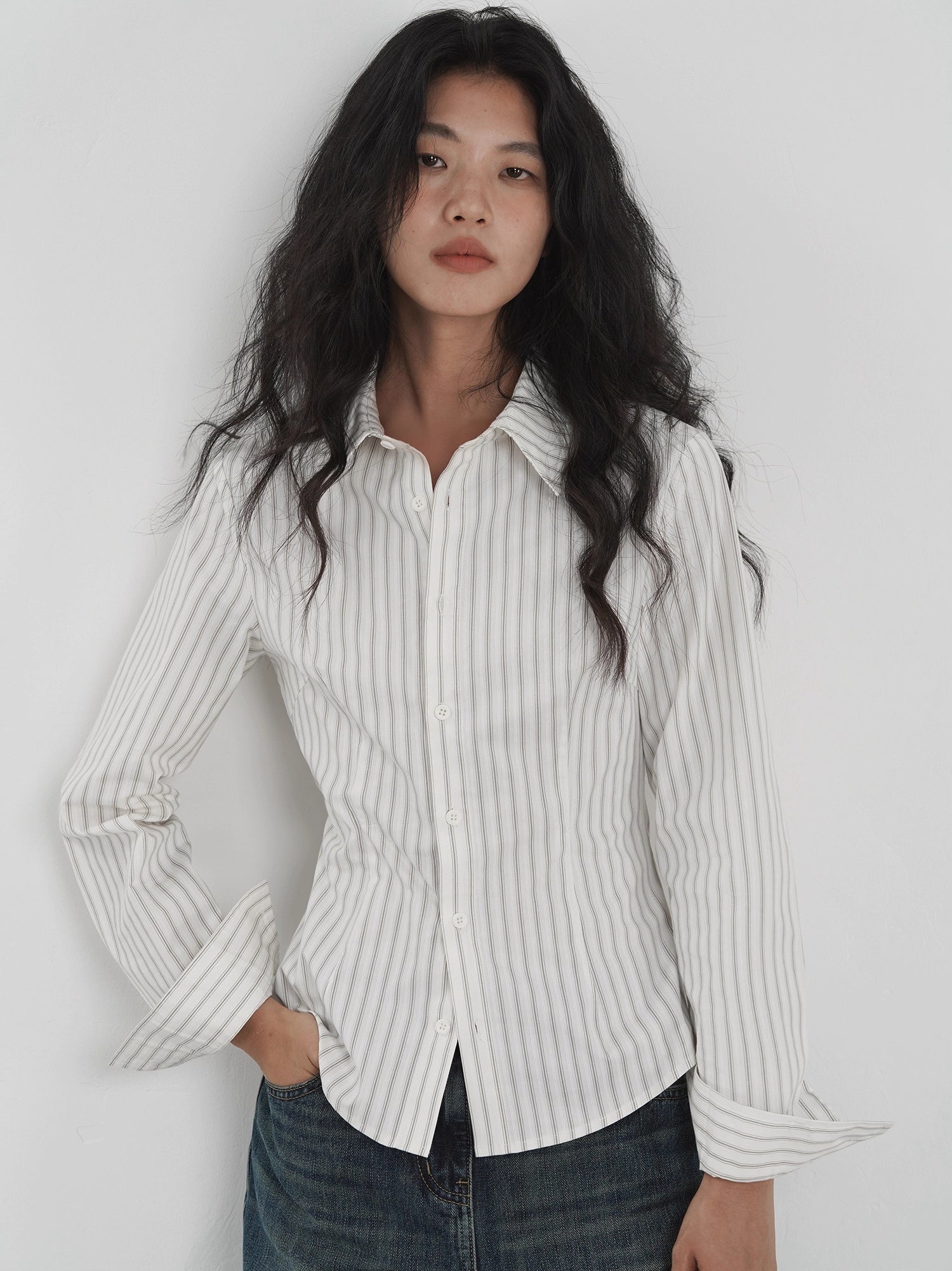 Qadınlar üçün açıq ağ rəngli uzunqol zolaqlı köynək, yeni 2025 payız dizaynı, unikal incə forma, polo yaxalıqlı köynək.